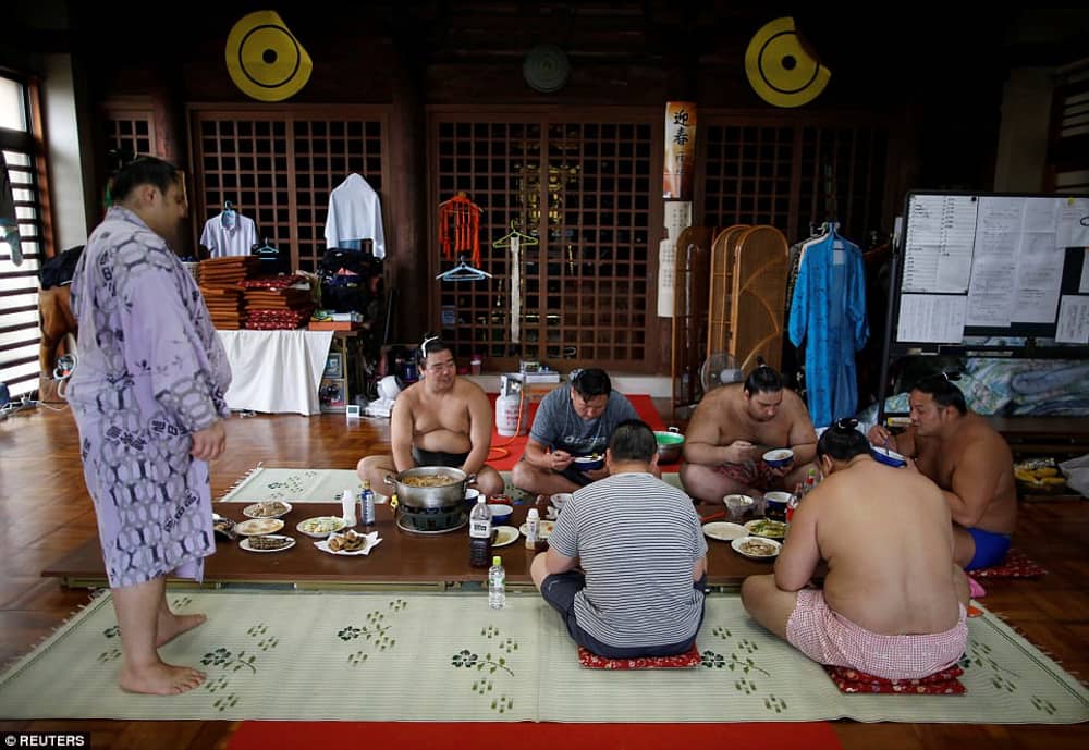 Mon lau ton hang can thit danh cho vo si sumo co gi dac biet 5